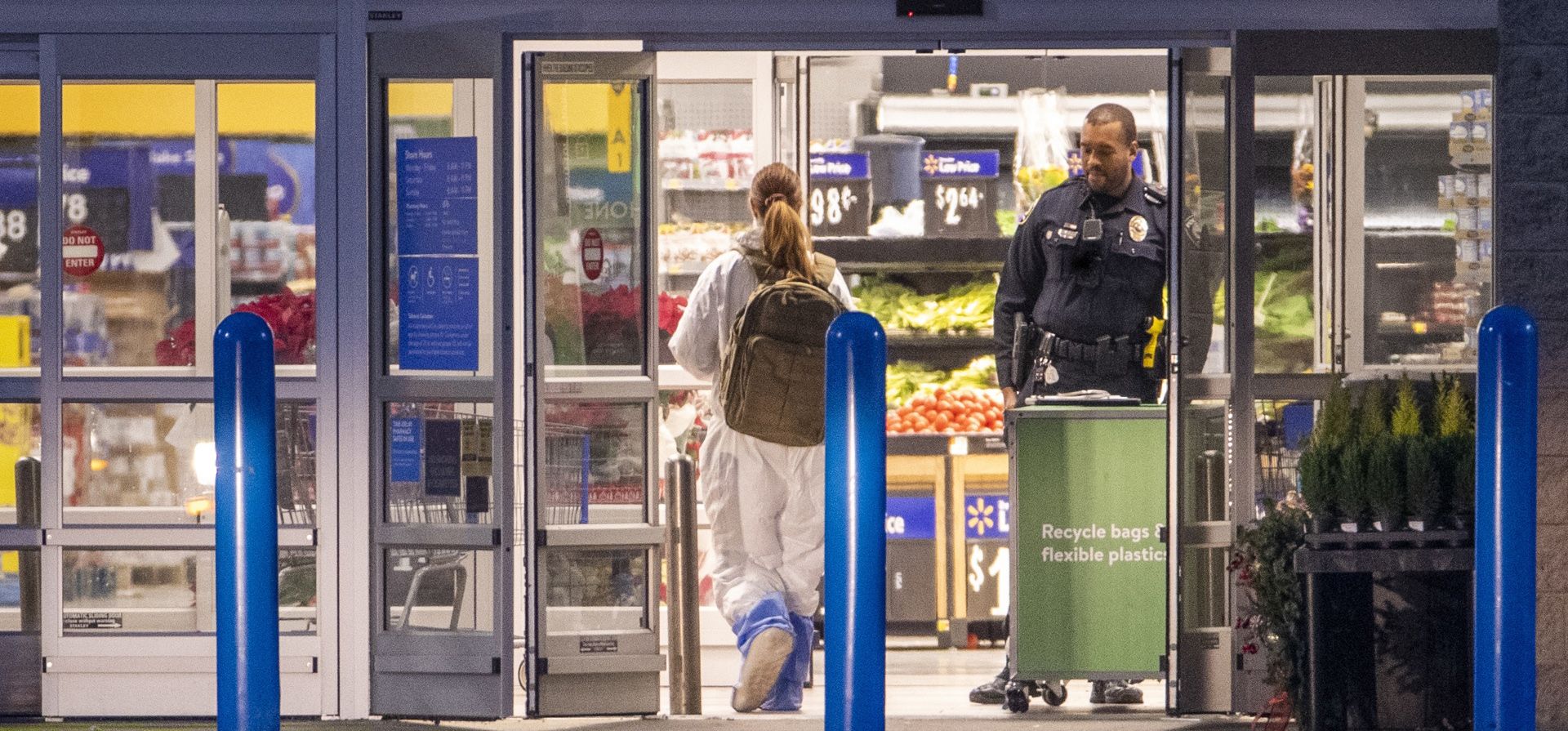 Al menos siete muertos en un nuevo tiroteo en un supermercado de EE.UU. Agentes de policía trabajan en la escena de un tiroteo masivo en el Walmart Supercenter en Chesapeake, Virginia, este 23 de noviembre de 2022. EFE/EPA/Shawn Thew