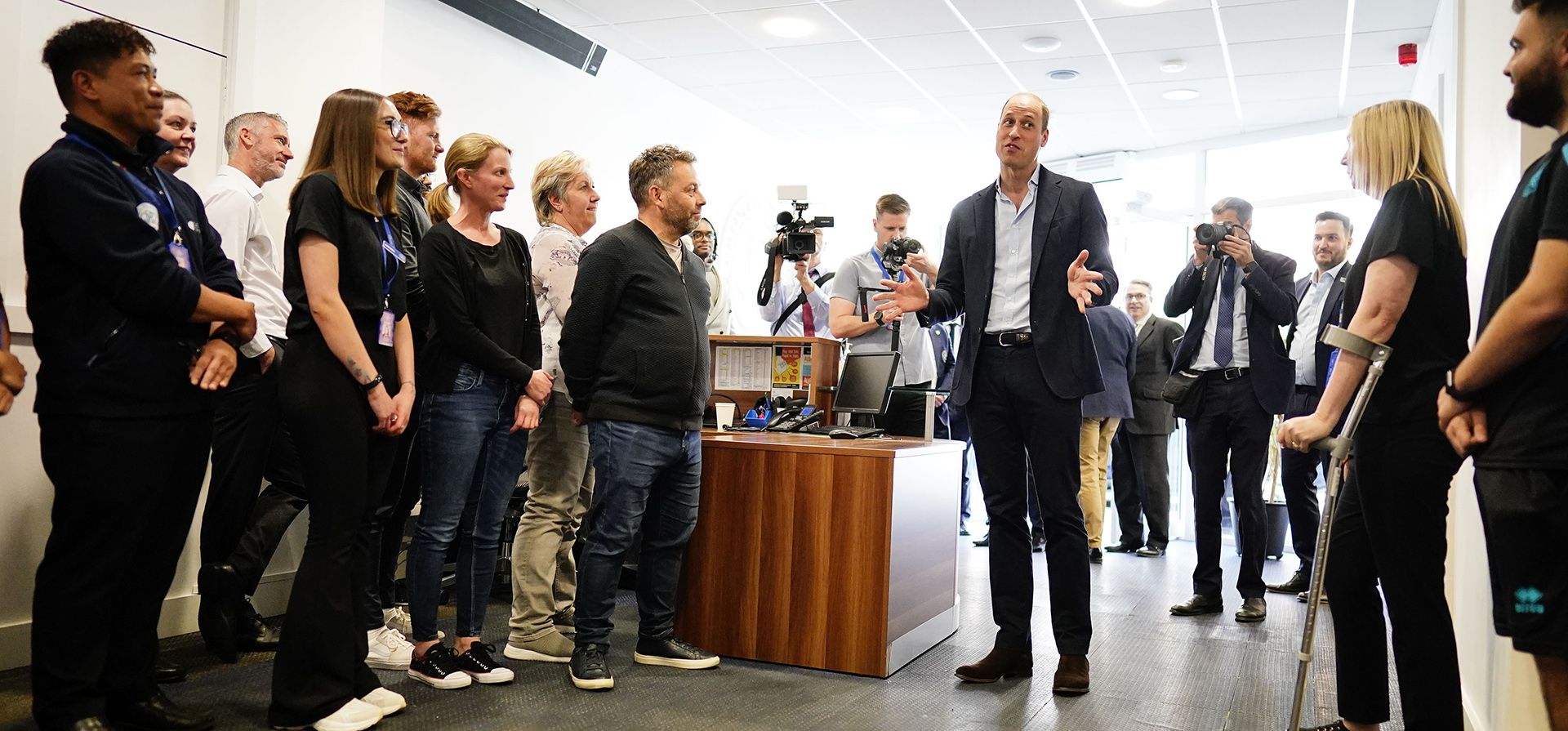 El príncipe William de Gran Bretaña habla con el personal durante una visita a Loftus Road, el hogar de los Queens Park Rangers en el oeste de Londres, el viernes 26 de mayo de 2023. (Aaron Chown/Pool vía AP) El príncipe William de Gran Bretaña habla con el personal durante una visita a Loftus Road, el hogar de los Queens Park Rangers en el oeste de Londres, el viernes 26 de mayo de 2023. (Aaron Chown/Pool vía AP)