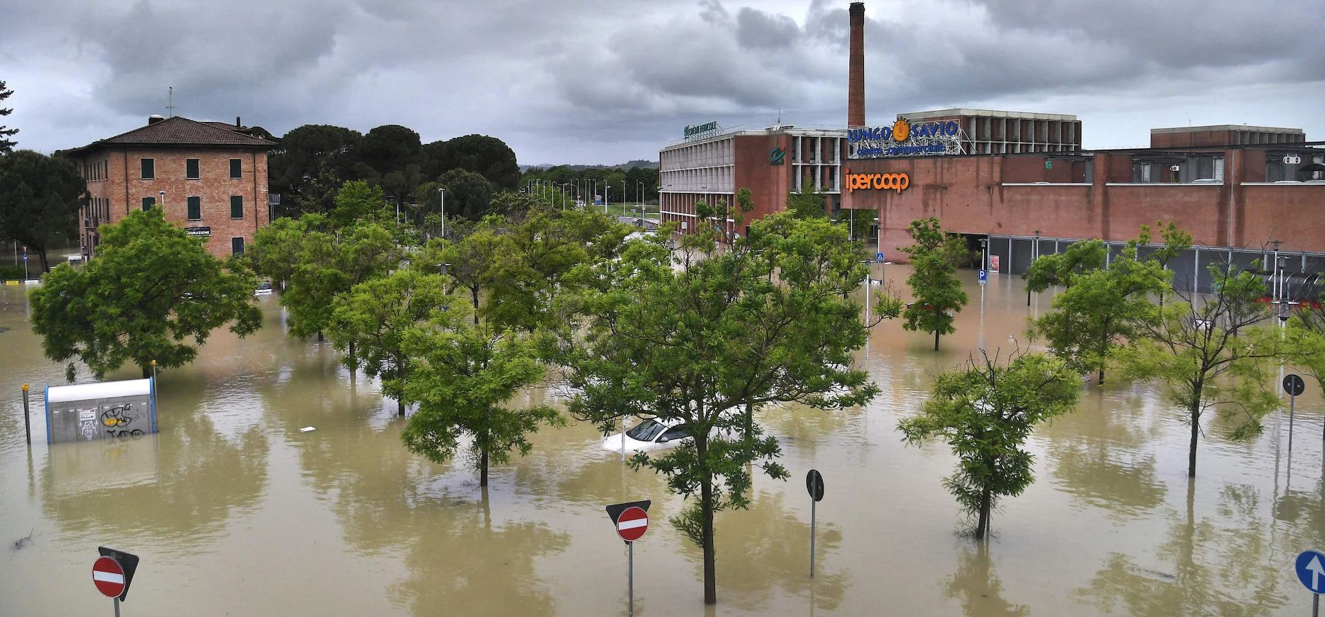 El presidente de la región de Emilia Romaña anunció que han tenido que ser evacuados 13.000 habitantes, entre ellos 3.000 en Bolonia, 5.000 en Faenza y 5.000 en la zona de Ravenna, “pero que el número está destinado a aumentar”.
