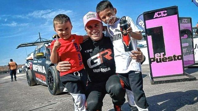Mariano Werner junto a sus dos hijos en San Juan.
