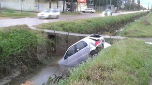 Un auto terminó en un zanjón tras un accidente