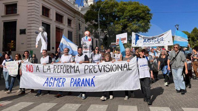La Intersindical en Defensa del Sistema previsional concentró en plaza de Mayo y marchó hacia Casa de Gobierno en defensa d ela Caja de Jubilaciones