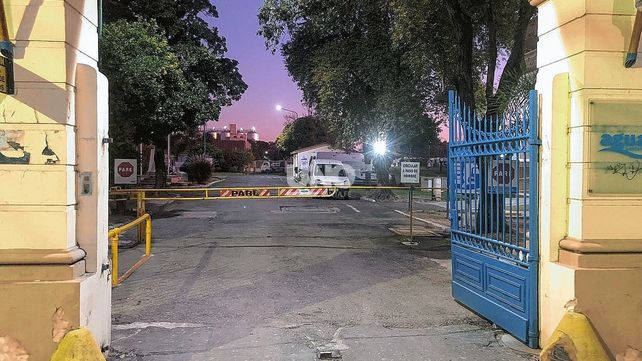 El conductor de un auto arrasó con un portón de ingreso a la planta potabilizadora de Assa.&nbsp;