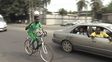 todo por un record: viajo 103 kilometros en bicicleta con una pelota en la cabeza
