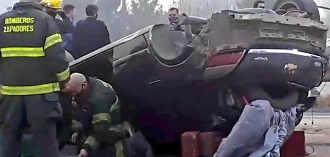 Bomberos de San Lorenzo trabajaron durante varios minutos para rescatar a la mujer atrapada.&nbsp;