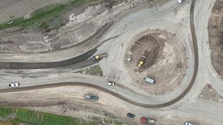 La Dirección Provincial de Vialidad (DPV) construye en la intersección de la ruta 14 y el ingreso a la localidad de Diego de Alvear, en el sur provincial.&nbsp;