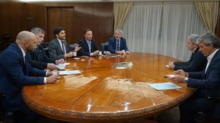 El gobernador Maximiliano Pullaro le planteó al ministro de Economía, Luis Caputo, el traspaso de rutas nacionales a la jurisdicción provincial. Dos años después cumpliría.
