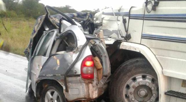 Dos personas muertas es el saldo que dejó el choque frontal entre un camión y un auto
