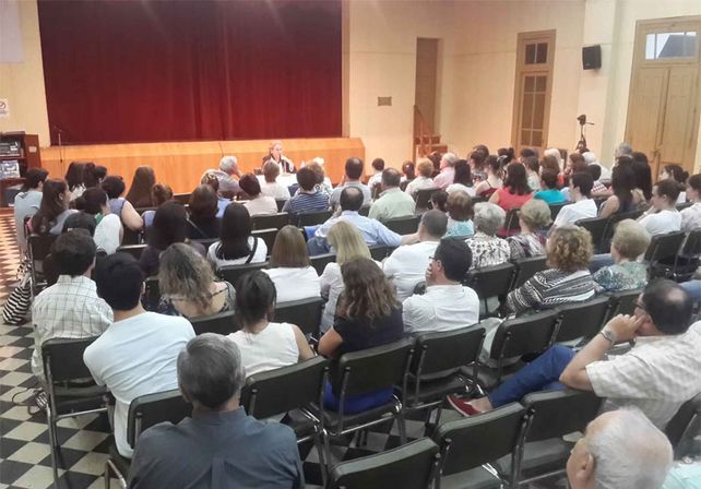 Colmado. El salón del Centro Social Israelita estuvo lleno; hubo una gran presencia de jóvenes.