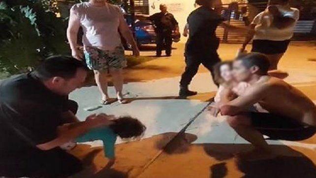 Captura del video en el momento en que los policías le practican RCP a la beba