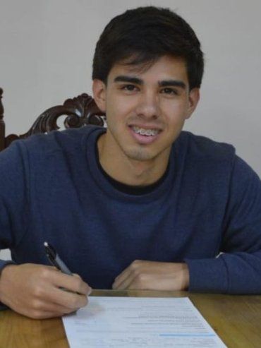 Alejandro Leiva firmó su primer contrato con Patronato