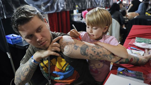 Barbas, bigotes y tatuajes en la convención internacional de Bucarest