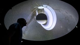 El ingeniero en sistemas Hadrien Gurnel, del EPFLs Laboratory for Experimental Museology (eM+), explora el detallado mapa en 3D del universo.