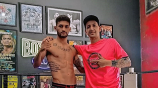 En La Tablada, en categoría ligero, Kevin Pipa Furrer, del barrio Yapeyú, entrenado por Willie Pep, derrotó al Filipino Sánchez.
