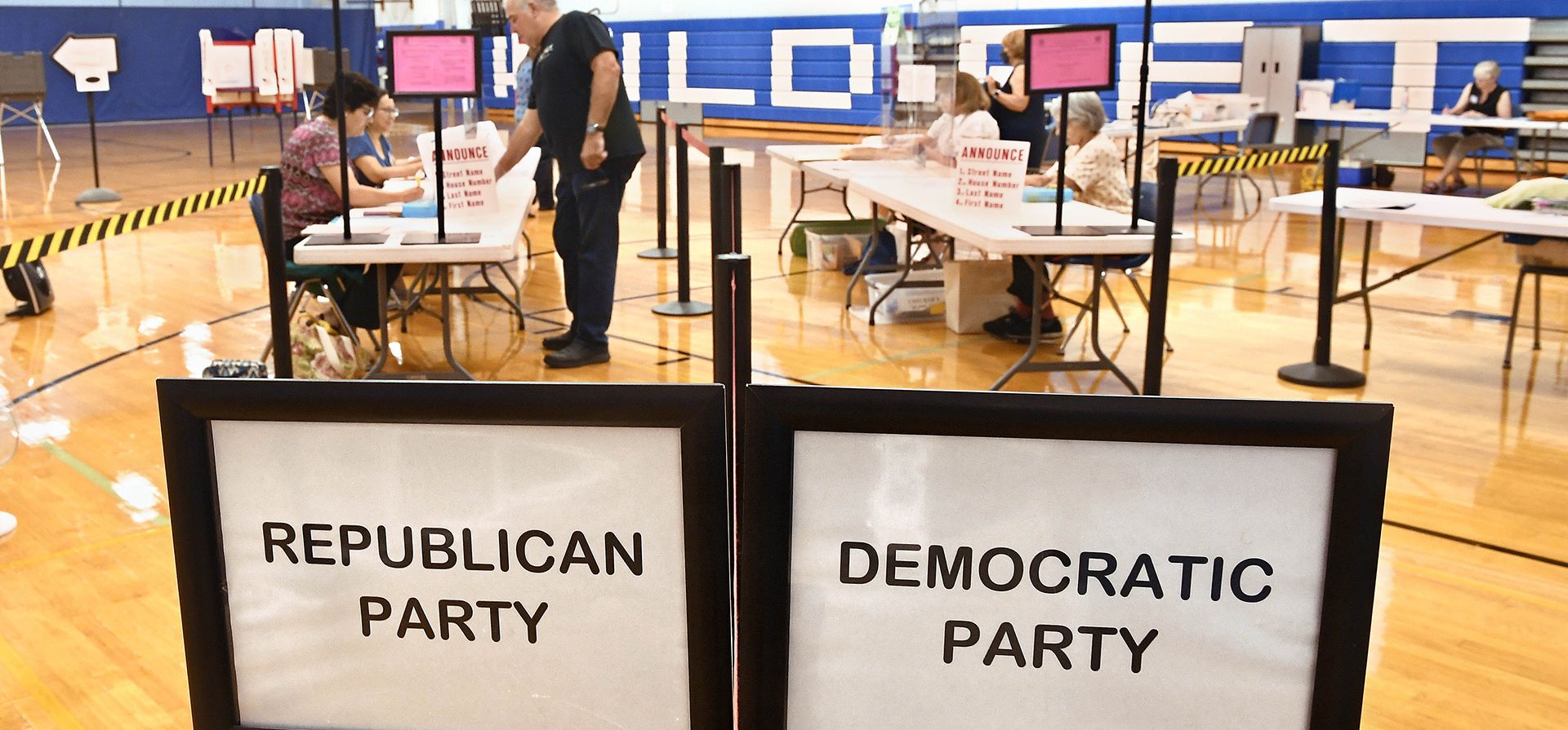 Un votante se registra en la Escuela Secundaria Suffield el día de las elecciones primarias, el martes 9 de agosto de 2022, en Suffield, Connecticut. Suffield es uno de varios pueblos pequeños en Connecticut donde el control pasó de los demócratas a los republicanos en las contiendas municipales de 2021.