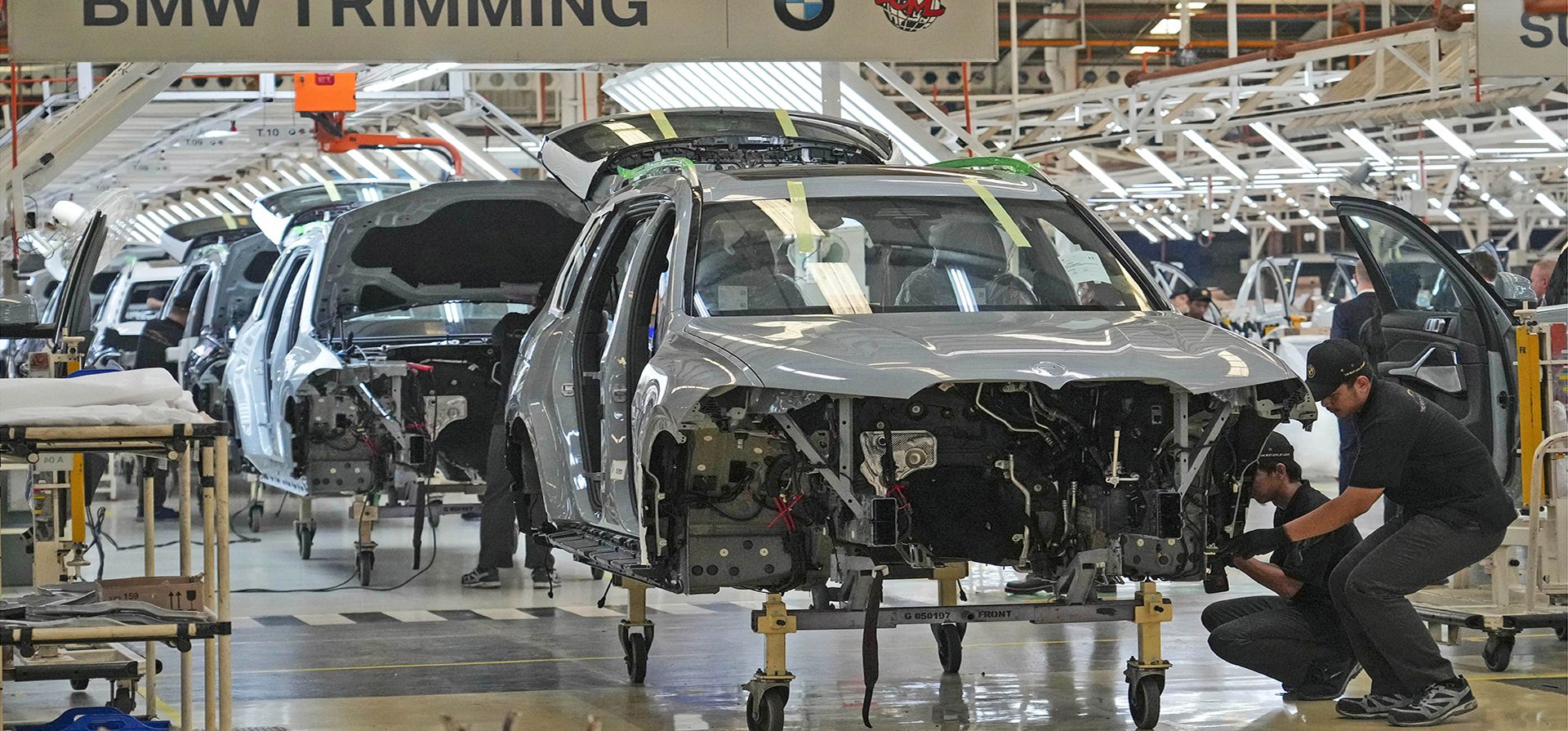 Empleados trabajan en un automóvil en la línea de ensamblaje de BMW Production Network 2 en la planta de Gaya Motor en Yakarta, Indonesia, el martes 6 de junio de 2023. (Foto AP/Tatan Syuflana) Empleados trabajan en un automóvil en la línea de ensamblaje de BMW Production Network 2 en la planta de Gaya Motor en Yakarta, Indonesia, el martes 6 de junio de 2023. (Foto AP/Tatan Syuflana)