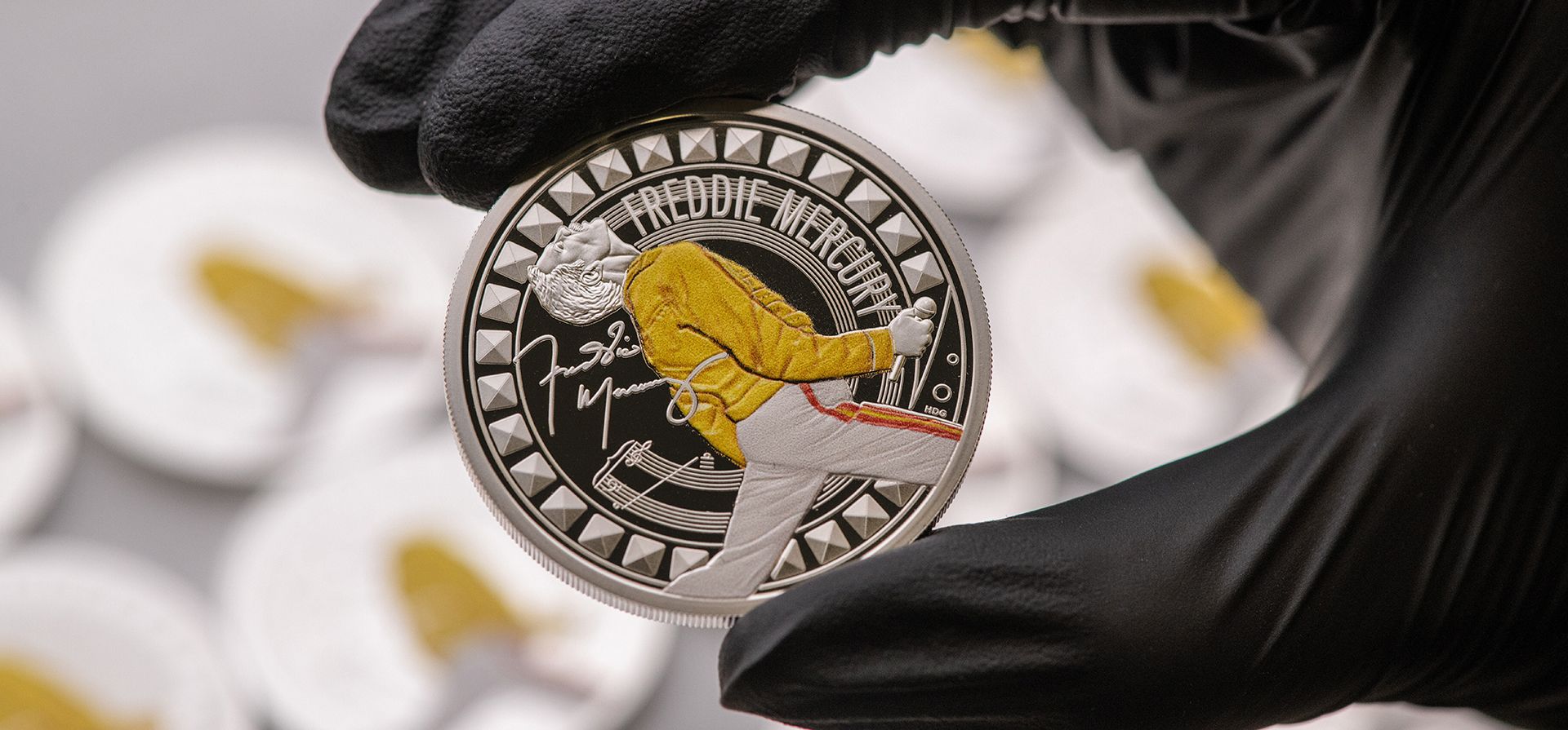 Imagen proporcionada por la Casa Real de Moneda el 15 de noviembre de 2025, muestra una moneda del Reino Unido para celebrar a uno de los más grandes artistas de todos los tiempos, Freddie Mercury. (Royal Mint via AP) Imagen proporcionada por la Casa Real de Moneda el 15 de noviembre de 2025, muestra una moneda del Reino Unido para celebrar a uno de los más grandes artistas de todos los tiempos, Freddie Mercury. (Royal Mint via AP)