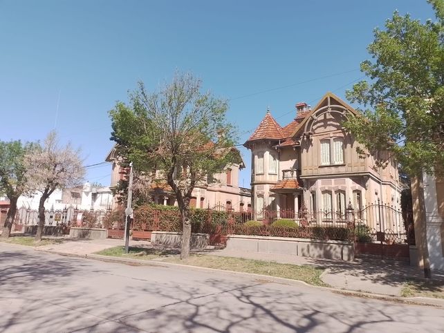 Los chalets gemelos de Las Rosas, la curiosa historia de su construcción y los mitos urbanos que alimentaron