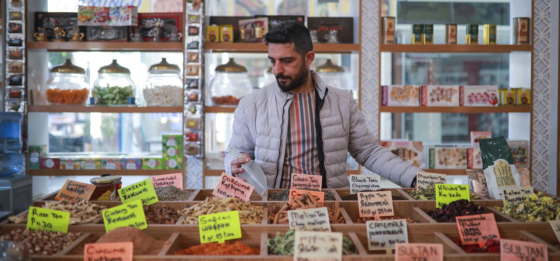 El propietario de una tienda de especias, Nurullah Ekinciler, trabaja en su tienda, en una zona comercial turística en Belek, Antalya, Turquía, el sábado 12 de marzo de 2022. Después de perder dos años por la pandemia de COVID-19, los comerciantes en el corazón de la Riviera turca esperaban una fuerte temporada de turismo este año para ayudar a mantener sus negocios a flote.