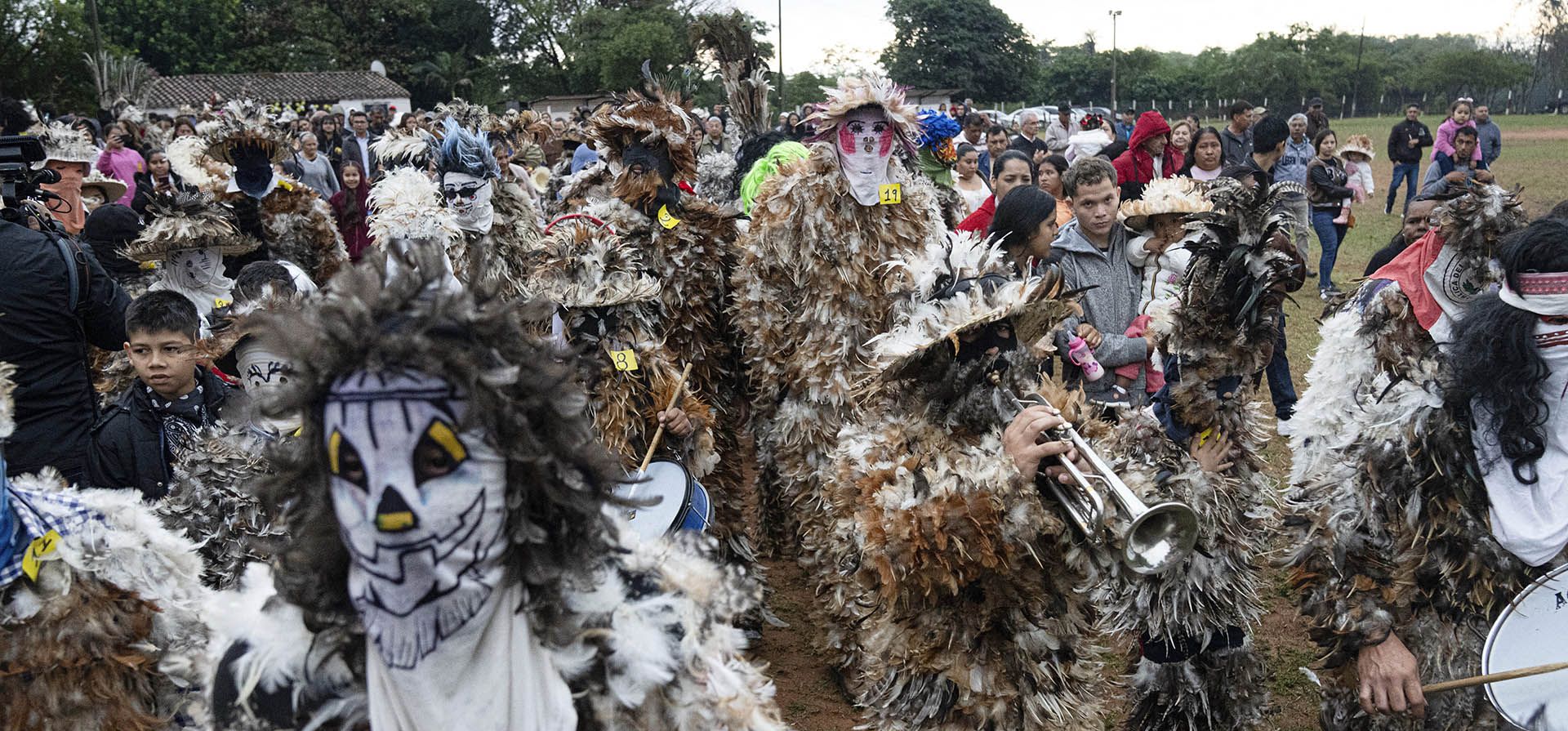 Feligreses vestidos con trajes de plumas asisten a una procesión que celebra a San Francisco Solano, en Emboscada, Paraguay, el jueves 24 de julio de 2025. (Foto AP/Jorge Sáenz) Feligreses vestidos con trajes de plumas asisten a una procesión que celebra a San Francisco Solano, en Emboscada, Paraguay, el jueves 24 de julio de 2025. (Foto AP/Jorge Sáenz)