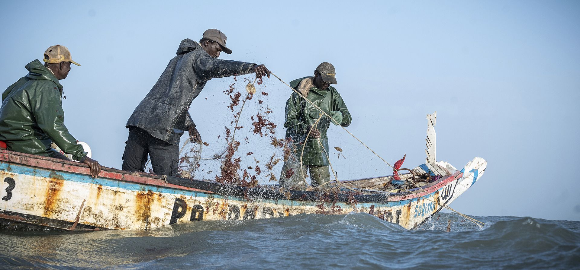 Pescadores artesanales lanzan sus redes en aguas de la costa de Gambia, el 26 de marzo de 2025. (Foto AP/Grace Ekpu) Pescadores artesanales lanzan sus redes en aguas de la costa de Gambia, el 26 de marzo de 2025. (Foto AP/Grace Ekpu)