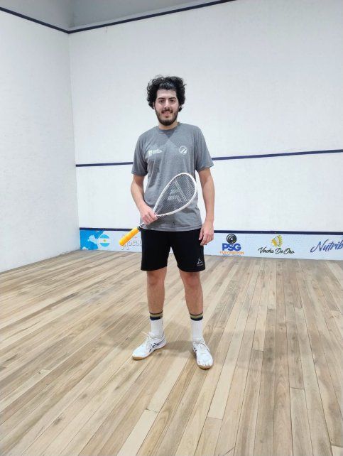 Squash. Massimo Ferrini tiene 24 años.