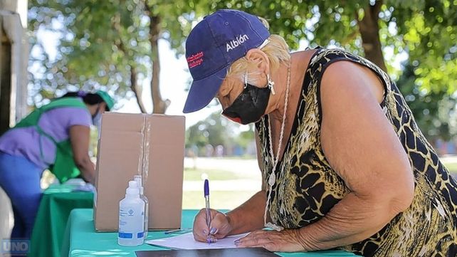 El Municipio otorgó escrituras de viviendas a vecinos de barrios del noroeste de la ciudad.
