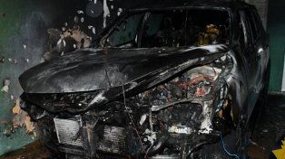 n incendio intencional destruyó por completo una camioneta en La Paz durante la madrugada del lunes, y el presunto autor fue captado por cámaras de seguridad