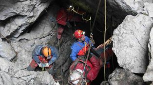 Rescatan a un científico de una profunda cueva alpina