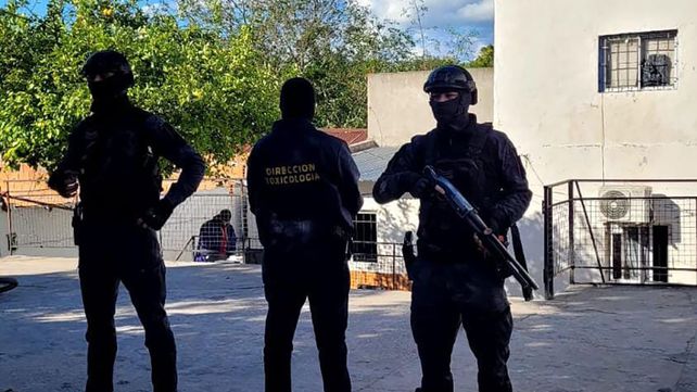 La investigación inició cuando intentaron ingresar a la Unidad Penal N° 8 de Federal una encomienda enviada desde Paraná mediante un servicio de mini bus