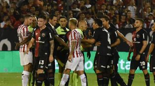 Protestas. Por el penal no cobrado en&nbsp;el primer tiempo.
