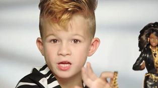 Una publicidad rompe estereotipos y muestra a un chico jugando con una Barbie