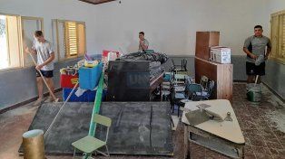 Antiguas. Dos aulas de la institución educativa están siendo refaccionadas por soldados pertenecientes al Grupo de Artillería Blindado II con asiento en Rosario del Tala.