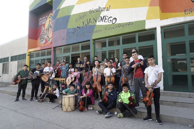 La orquesta funciona en la Escuela San Juan Diego, una institución bilingüe anclada en el barrio Empalme Graneros.
