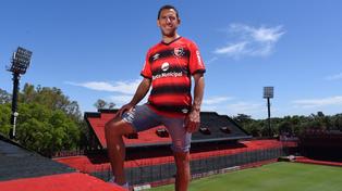 Maxi Rodríguez luce la nueva camiseta que utilizarán frente a Boca, con el Coloso de fondo.