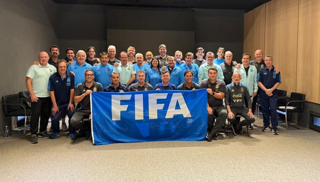 Gustavo Lechner en AFA. Los instructores y exárbitros se juntaron para los cursos que dio la FIFA en el predio de la Asociación del Fútbol Argentino. El rosarino resaltó el encuentro.&nbsp;