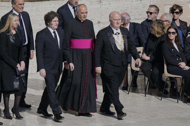El presidente Javier Milei llega a la Plaza de San Pedro paa el funeral del papa Francisco en el Vaticano el s&aacute;bado 26 de abril de 2025.&nbsp;