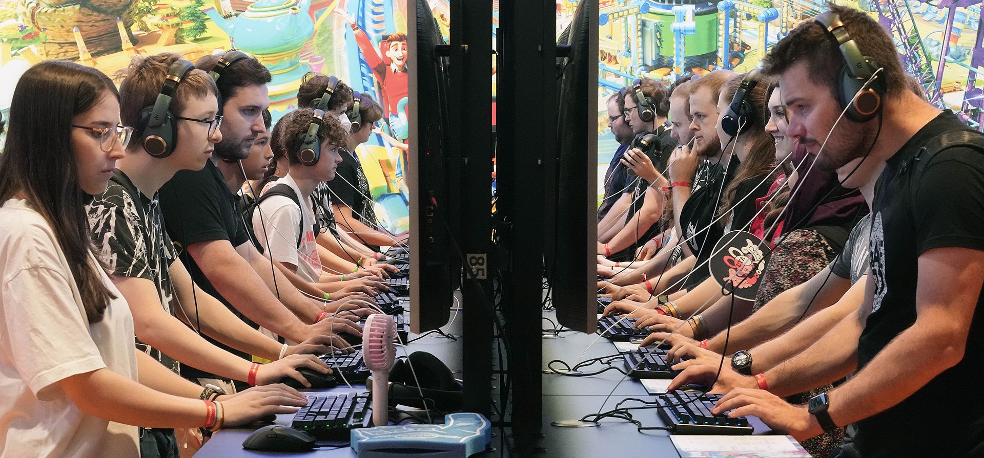 Los jugadores se entretienen con los últimos videojuegos en los pasillos de la feria de juegos Gamescom.
