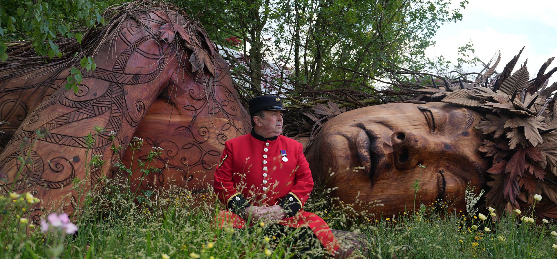 Un veterano de Chelsea se sienta en el jardín de la Campaña para la Protección de la Inglaterra Rural en la Exposición Floral de Chelsea de la RHS, en Londres, el lunes 18 de mayo de 2026. (Foto AP/Kin Cheung) Un veterano de Chelsea se sienta en el jardín de la Campaña para la Protección de la Inglaterra Rural en la Exposición Floral de Chelsea de la RHS, en Londres, el lunes 18 de mayo de 2026. (Foto AP/Kin Cheung)