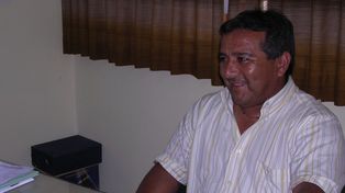 El Negro Palma en la oficina de la comuna de Ybarlucea tras ser elegido por el voto popular.