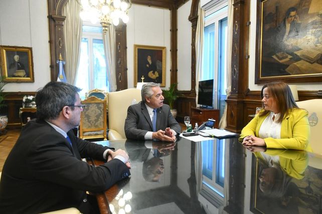 El presidente Alberto Fernández junto a Cecilia Moreau y Germán Martínez en la Casa Rosada.