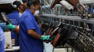 Fisfe advierte que esta baja de aranceles para el sector textil y calzado, sin bajar la carga tributaria y costos para los que producen y generan empleo en el país, redunda en ganancias de competitividad para los países que no forman parte del Mercosur.&nbsp;