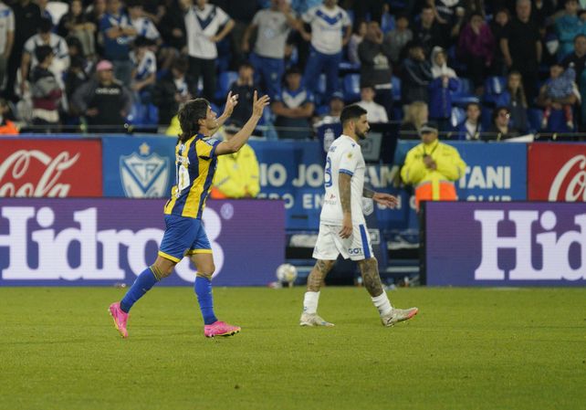 Nacho Malcorra celebra tras marcar de penal. El 10 canalla le dedicó el gol a Russo.