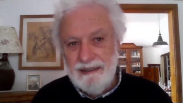 "Un virus no cambiará a la escuela, así como no la cambiarán las buenas leyes. No se cambia a la escuela por intervenciones externas, la escuela se cambia si conseguimos tener buenos maestros". dijo Tonucci.