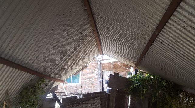 Se voló el techo de una casa en barrio Centenario