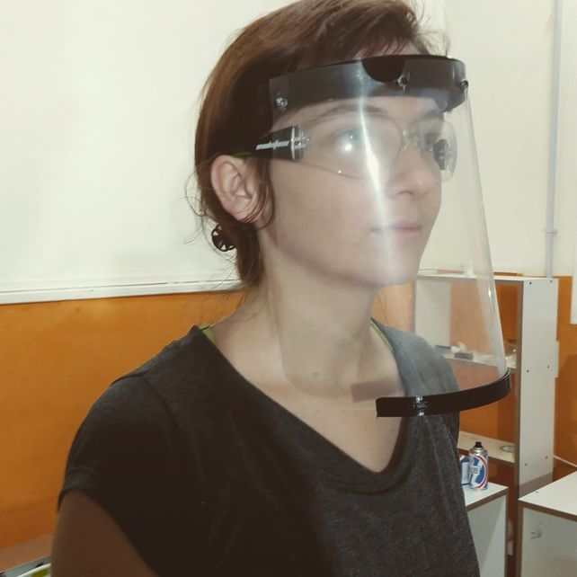 Fabrican viseras con impresoras 3D para ser donadas a hospitales, a la Policía y al sector mercantil