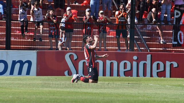 Marcelo Estigarribia festejando el gol de Patronato ante su gente.