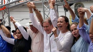 El candidato presidencial Edmundo González Urrutia (centro) junto a María Corina Machado, micrófono en mano, en la localidad de La Victoria, estado de Aragua.