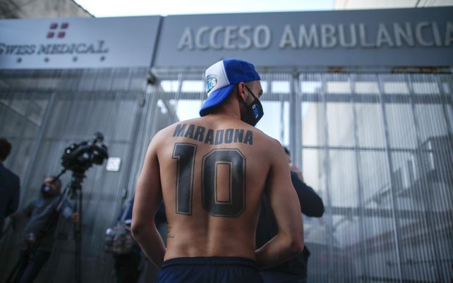 Fanáticos del fútbol se reúnen frente a la Clínica Olivos
