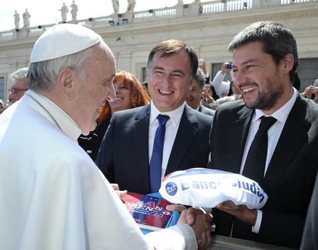 Los dirigentes de San Lorenzo le obsequiaron una camiseta del club al Papa.